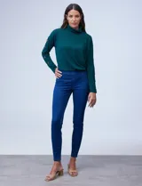 Jegging azul con pretina elastizada, bolsillos delanteros simulados y bolsillos traseros aplicados.