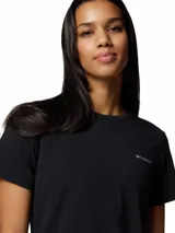 Remera de manga corta Columbia color negro, con cuello redondo y logo de la marca estampado en el pecho. Presenta tecnología de absorción de humedad y protección solar.