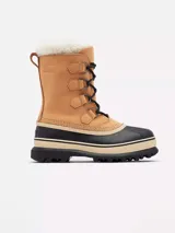 Bota de nieve Sorel modelo Caribou, con diseño impermeable de caña media. Presenta una parte superior de nubuck color tostado con cordones negros, base de goma vulcanizada negra y borde de pelo sintético en la parte superior.