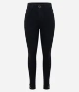 Pantalón de jean modelo skinny con cintura alta, cierre frontal con botón y cremallera, bolsillos funcionales y detalle metálico aplicado en el bajo cerca del tobillo.