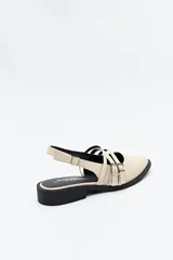 Zueco destalonado negro con tiras finas y hebillas metálicas, punta fina y taco cuadrado.