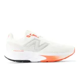 Championes New Balance modelo 520 V9, color blanco con detalles en naranja y plateado.