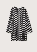 Vestido corto de manga larga con cuello redondo, confeccionado en tela satinada con estampado geométrico de ondas en blanco y negro.