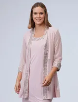 Conjunto de fiesta marca RM Richards, compuesto por vestido corto azul marino de seda fría con apliques bordados y chaqueta de seda fría con apliques bordados y mangas de microtul. El vestido tiene corte recto y largo a la rodilla. La chaqueta es abierta, con mangas 3/4 y largo a la cadera. El conjunto tiene forro interno a tono.