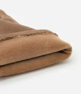 Guantes femeninos de diseño liso, confeccionados en poliéster con acabado tipo gamuza, sin puño y de corte clásico.