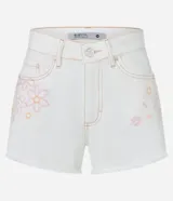 Short de jean color crema, con bordado de flores en los bolsillos delanteros, corte regular, tiro alto y bajo deshilachado.
