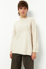 Polera marrón de tejido de punto con cuello alto y corte oversized.