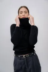 Cuello tipo polera confeccionado en cashmere negro.