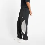 Pantalón de jogging negro con cintura elástica, cordón interior, bolsillos laterales con cremallera, bolsillo trasero e inserciones grises en contraste.