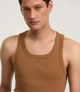 Musculosa masculina de cuello redondo, confeccionada en tejido acanalado de algodón con mezcla de poliéster y elastano. Diseño básico sin estampa, ideal para uso diario.