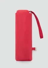 Paraguas mini plegable de color rojo, con tira de sujeción para la muñeca y detalle de placa metálica grabada con el logo de la marca.