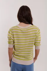 Top tejido a rayas horizontales color verde y beige, con cuello redondo y mangas cortas.