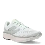 Championes New Balance Fresh Foam 520 para mujer, color verde claro con detalles en blanco y gris. Confeccionados en malla transpirable, incorporan la tecnología Fresh Foam en la suela para mayor amortiguación y comodidad durante el running o uso diario.