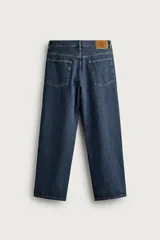 Pantalón jeans de corte regular fit, con pierna recta desde la cadera hasta el tobillo y tiro medio. Confeccionado en denim de algodón rígido con efecto lavado, cuenta con diseño de cinco bolsillos y cierre frontal con botones.