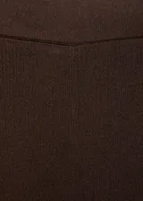 Pantalon de punto acanalado color marrón, de corte flare con diseño acampanado en el bajo y cintura elástica.