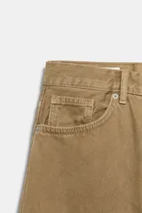 Jeans de tiro alto y estilo extra wide leg, con diseño de cinco bolsillos y lavado desgastado. Cuenta con cierre frontal con cremallera y botón metálico.