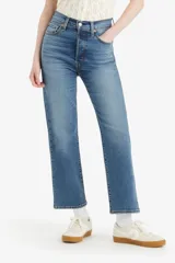 Pantalón jean Levi's modelo Ribcage Straight Ankle, color azul con lavado medio, tiro alto y diseño de pierna recta y corte al tobillo.