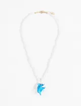 Collar corto con cuentas de perlas sintéticas y dije de acrílico con forma de dos delfines azules.