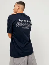 Remera azul marino de manga corta y cuello redondo con calce relajado. Cuenta con un pequeño estampado tipográfico en el pecho que dice "Originals Studio".