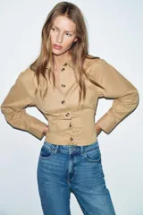 Jeans de tiro alto con corte mom fit, diseño de cinco bolsillos y raya planchada frontal. Presenta cierre frontal con cremallera y botón.