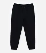 Pantalón jogger negro de algodón y poliéster, con cintura elástica y cordón ajustable. Presenta bolsillos laterales y puños ajustados en los tobillos.