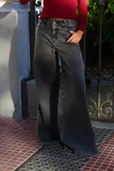 Jean wide leg de tiro alto color azul, con bolsillos laterales y tajo lateral en el bajo de las piernas.