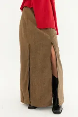 Falda midi de corte recto con estampado de pata de gallo en blanco y negro. Presenta dos tajos frontales con cierre y cierre trasero invisible.