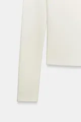 Camiseta de manga larga con cuello barco y bajo recto, confeccionada en tejido de punto liso.