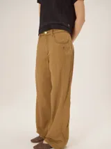 Pantalon de tiro medio alto, corte recto y amplio, con bolsillos delanteros y traseros, detalles de costuras visibles y confeccionado en mezcla de algodón y lyocell.