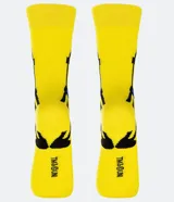 Par de medias de caña alta amarillas con estampado de un Minion.