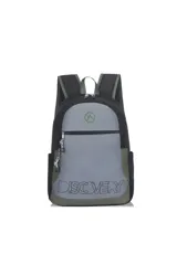 Mochila Discovery de diseño urbano, combinando paneles en gris, negro y verde oliva. Cuenta con un compartimento principal amplio, un bolsillo frontal con cierre, bolsillos laterales de red y correas ajustables acolchadas. Incluye el logo de la marca bordado en la parte superior y el nombre estampado en la base.