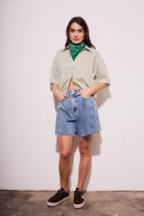 Camisa oversize a rayas verticales color verde y blanco, con mangas cortas y botones nacarados.