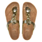 Sandalia tipo ojota Birkenstock modelo Gizeh con diseño de tira trenzada en el empeine, confeccionada en cuero color verde oliva. Cuenta con plantilla anatómica de corcho y suela de goma antideslizante.