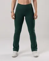 Calza larga de tiro alto, color verde oscuro, de tejido opaco y corte recto. Presenta una faja doble tela sin elástico superior.