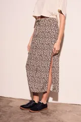 Falda midi de viscosa con estampado animal print, cintura elastizada con cordón ajustable y tajo lateral.
