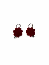 Dije de acrílico espejado en forma de flor roja con una pequeña esfera metálica y gancho de acero inoxidable.