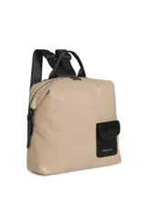 Mochila de cuero sintético negro con un pequeño bolsillo frontal con solapa y broche a presión, cierre principal con doble cursor y tiras de hombro regulables con inscripciones de la marca.