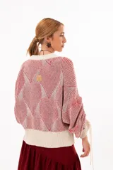 Buzo bicolor de tejido de punto con diseño de texturas, cuello redondo, mangas amplias con puños ajustables mediante cordones largos y silueta relajada.