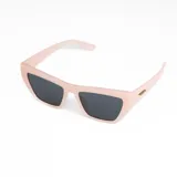 Lentes de sol con montura rectangular color rosa pastel y lentes oscuros.