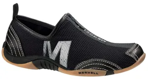 Slip On Merrell modelo Barrado para mujer, color negro con detalles en blanco y suela de goma marrón. Confeccionado en malla transpirable y cuero, cuenta con cierre de cremallera frontal y tirador en el talón.