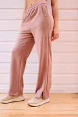 Pantalón deportivo tipo jogging color rosa viejo, de corte recto con cintura elástica y aberturas en los tobillos.