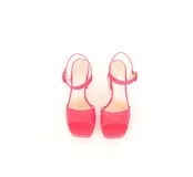 Sandalias de cuero color fucsia, con taco alto ancho, plataforma delantera, tira ancha en la parte delantera y tira ajustable con hebilla en el tobillo.