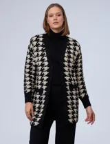 Cárdigan largo con estampado pata de gallo en blanco y negro, escote en V y cierre frontal con botones.