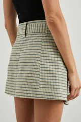 Minifalda a cuadros color verde y blanco, con cinturón ajustable.