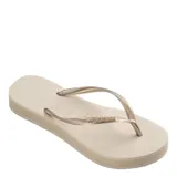 Ojotas Havaianas modelo Slim, color dorado, con tiras finas y suela con textura antideslizante.