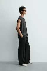 Camiseta tank gris con efecto lavado, de corte relajado, cuello redondo y manga raglán sisa.