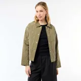 Chaqueta acolchada de color verde militar con diseño de rombos, cuello camisero y cierre frontal con botones a presión metálicos.