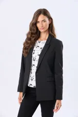 Blazer azul marino de corte clásico con solapa tradicional, botón frontal y bolsillos con solapa. Presenta forro interior a rayas en las mangas que pueden usarse dobladas.