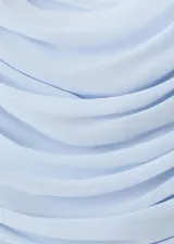 Vestido midi color celeste con diseño evasé, cuello asimétrico de un solo hombro con tirante fino, cuerpo fruncido y cierre de cremallera lateral.
