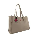 Cartera mediana tipo shopper color marrón, con doble asa de hombro y cierre superior. Incluye un dije colgante con forma de labios y logo de la marca en color fucsia.